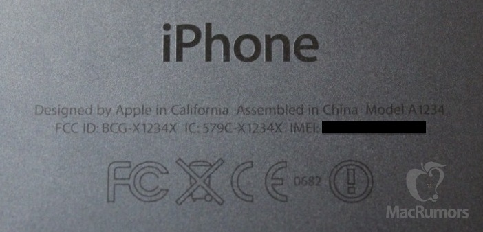 Close up de texto na parte traseira do protótipo do iPhone 5S (IMEI obscurecida)